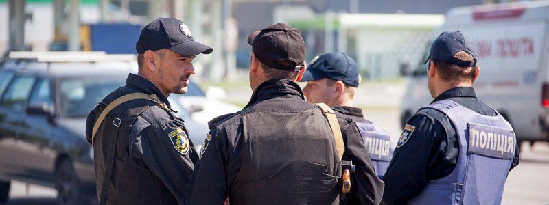 На въездах и выездах в Днепр стоят автоматчики и проверяют автомобили