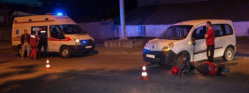 На Байкальской в Renault врезались мопедисты: пострадали подростки