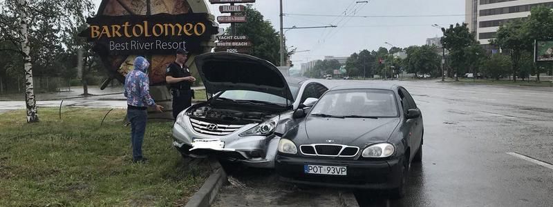 На Набережной Победы возле Bartolomeo столкнулись Daewoo Lanos и Hyundai