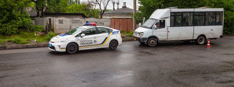 В Днепре из маршрутки на ходу выпала женщина