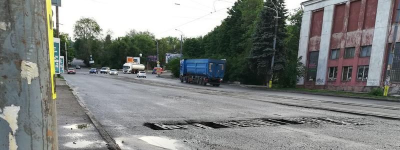 Возле ДК Ильича в ливневку снова провалился автомобиль