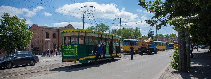 В Днепре на Леваневского сошел с рельсов ретротрамвай