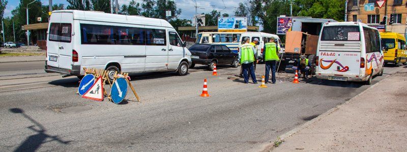 Возле ДК Ильича, где проваливались автомобили, отремонтировали ливневку