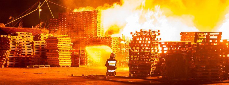 В Днепре на улице Осенней горел склад с поддонами