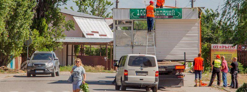 На Образцова снесли наливайку, замаскированную под магазин "1000 мелочей"