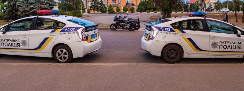 На съезде с Нового моста столкнулись мотоциклист и Chevrolet: пострадала девушка