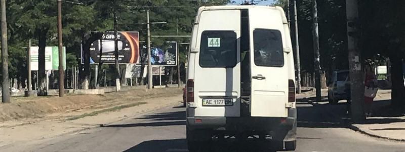 В Днепре водитель маршрутки катался с открытой задней дверью