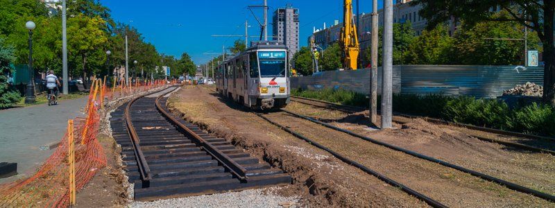 В центре Днепра переносят рельсовое полотно из-за строительства метрополитена