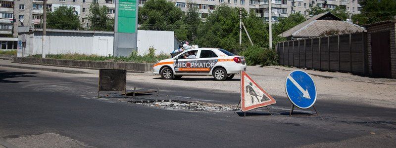 На Янтарной снова прорвало трубу: движение затруднено