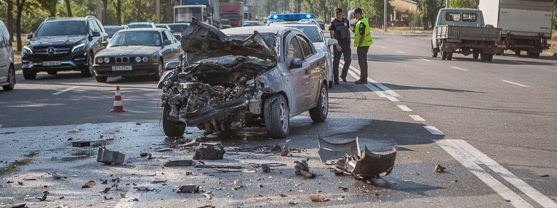 На Малиновского Chevrolet влетел в Mercedes и загорелся