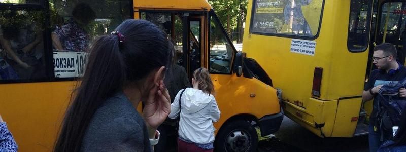 На проспекте Гагарина столкнулись две маршрутки: пострадала женщина