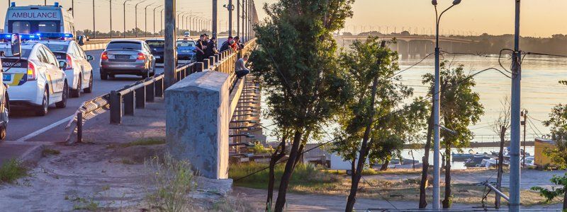 В Днепре мужчина пытался спрыгнуть с Кайдакского моста на дорогу