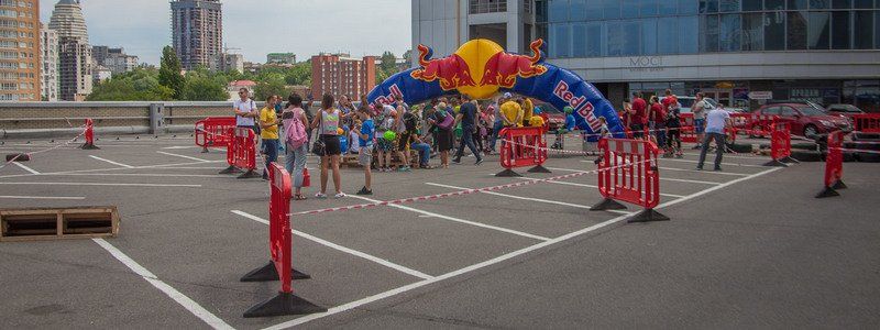 В Днепре на крыше "МОСТ-Сити" дети соревновались в экстремальных видах спорта