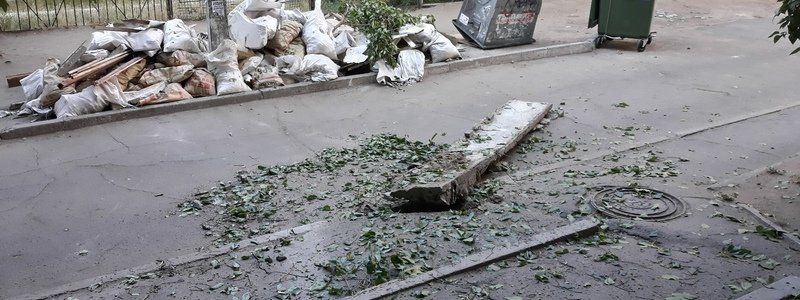 В Днепре с крыши 9-этажного дома упала бетонная плита, чуть не убив прохожих