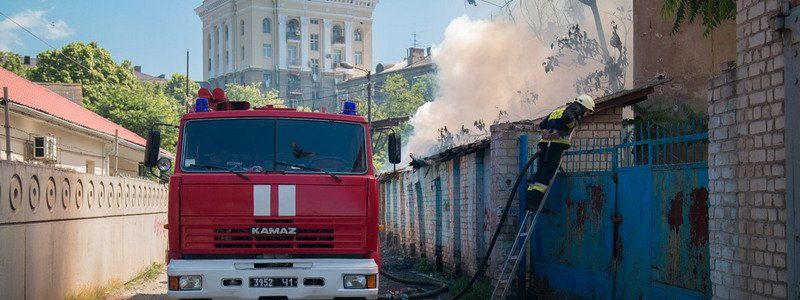В Днепре возле Вокзальной площади горели гаражи