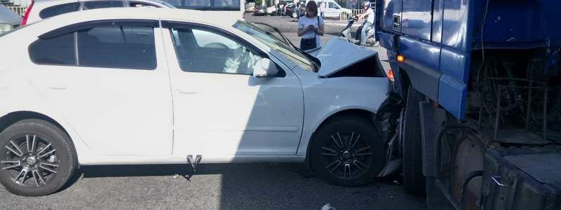 В тройном ДТП на Слобожанском пострадала женщина: движение парализовано