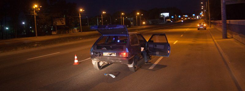 В Днепре автомобиль на еврономерах "догнал" ВАЗ и скрылся