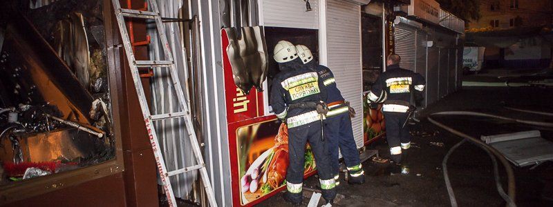 В Днепре сгорел очередной киоск мясокомбината