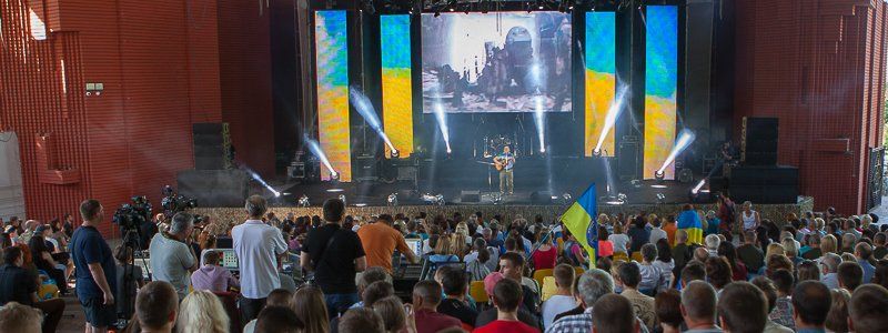 Когда невозможно сдержать слезы: в Днепре состоялся фестиваль "Песен, рожденных в АТО"