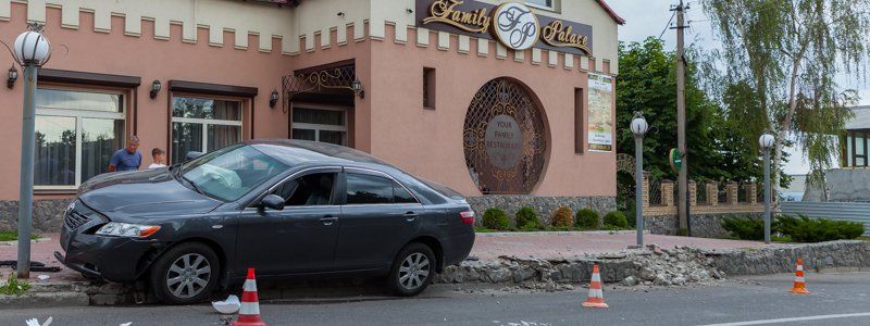 В Днепре на "Тещином языке" Toyota «вылетела» с дороги и повисла на бордюре