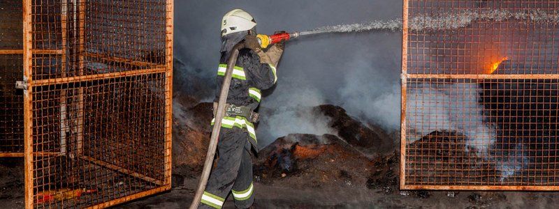 В Днепре горели склады с поддонами и пластиком