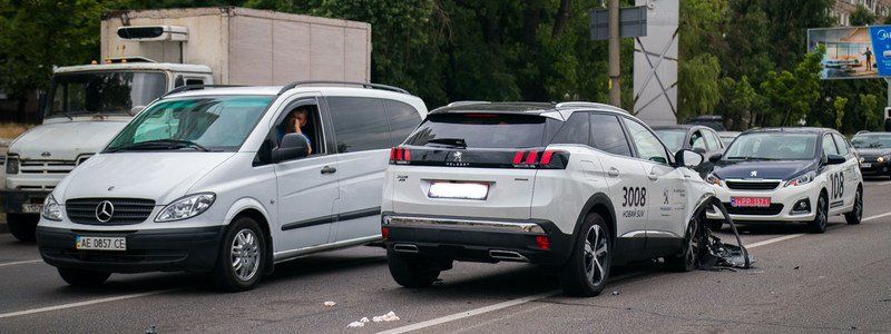 В Днепре тест-драйв стал краш-тестом: возле НК Sfera столкнулись Toyota и Peugeot, пострадал мужчина