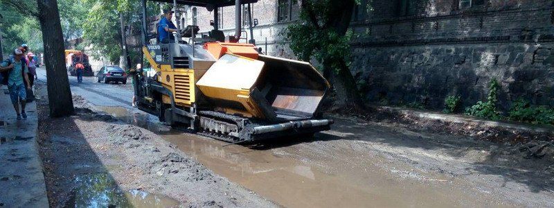 На Левом берегу Днепра укладывали асфальт в лужи