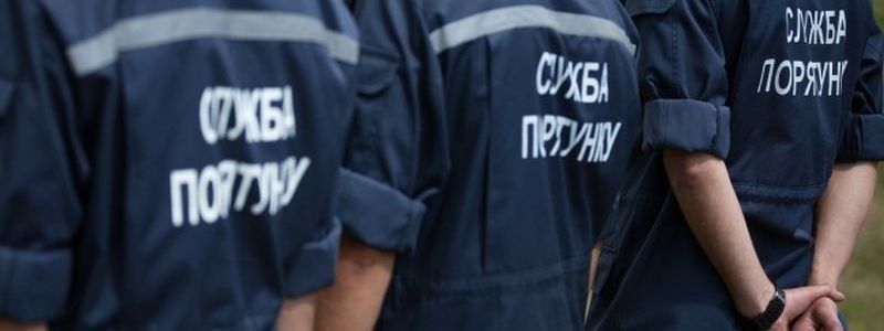 В Днепре бойцы ГСЧС спасали собаку, упавшую в люк