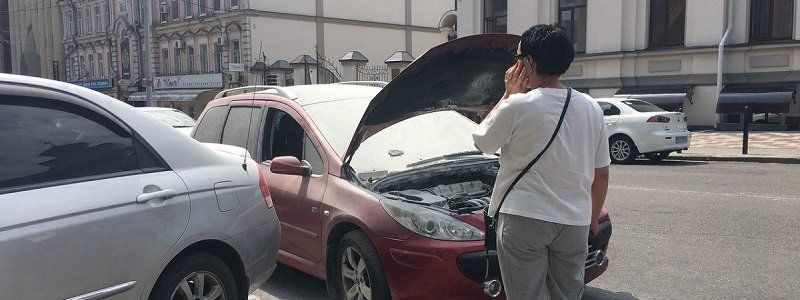 В Днепре возле "Бирхауса" загорелся Peugeot