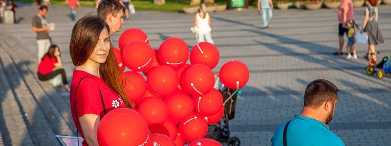 В Днепре на Фестивальном причале десятки людей в красном устроили флешмоб