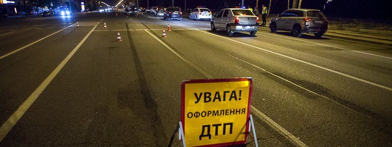 В Днепре возле ресторана "Барон Разгуляеff" автомобиль Ford сбил 19-летнего парня