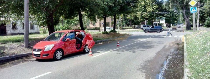 ДТП на Антоновича: столкнулись Suzuki и Range Rover