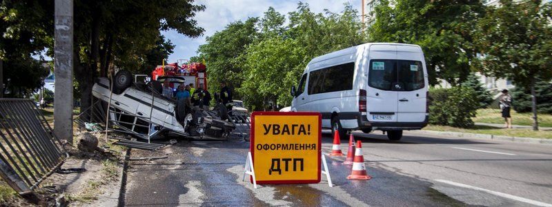 На Рабочей ВАЗ влетел в ограждение и перевернулся