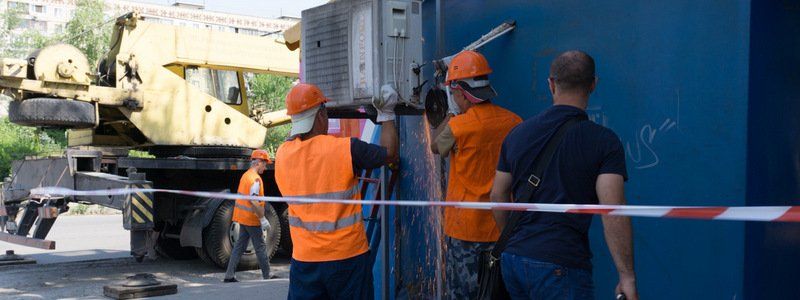 В Днепре на бульваре Славы снесли "наливайку": жители в восторге, продавец в шоке