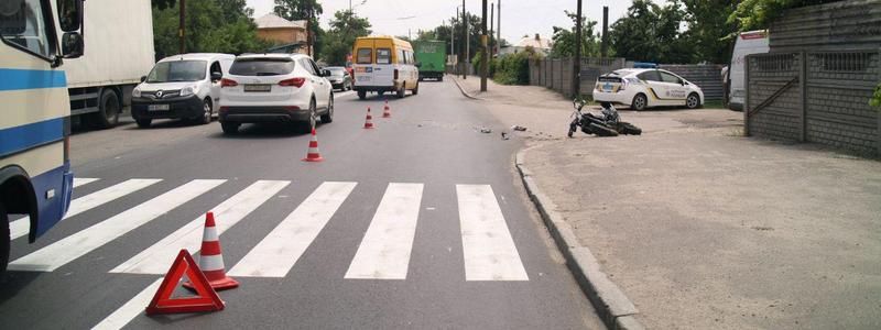 На Мануйловском проспекте мотоциклист врезался в автомобиль «Новой Почты»