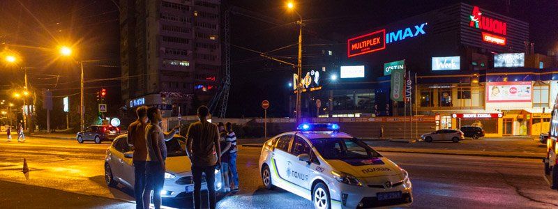 В Днепре возле ТРЦ «Дафи» автомобиль Ford сбил парня