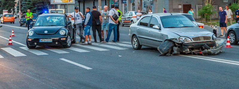 Тройное ДТП возле гостиницы "Днепропетровск": движение затруднено