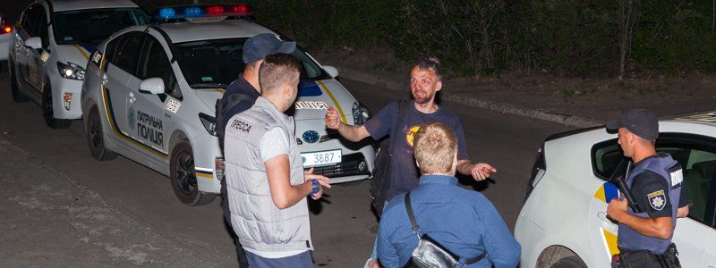 В Днепре двое мужчин избили гитариста и спрятали его телефон в песочнице