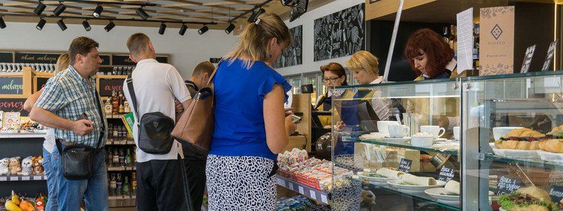 В Днепре на заправке Glusco меняли книги на топливо