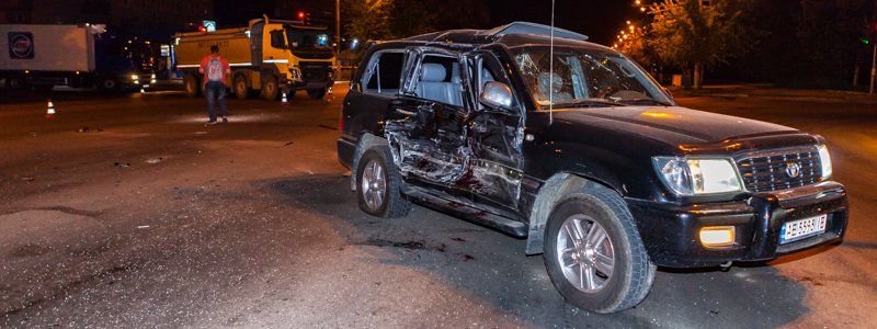 В Днепре на Слобожанском проспекте Toyota Land Cruiser пролетела на красный свет и столкнулась с грузовиком