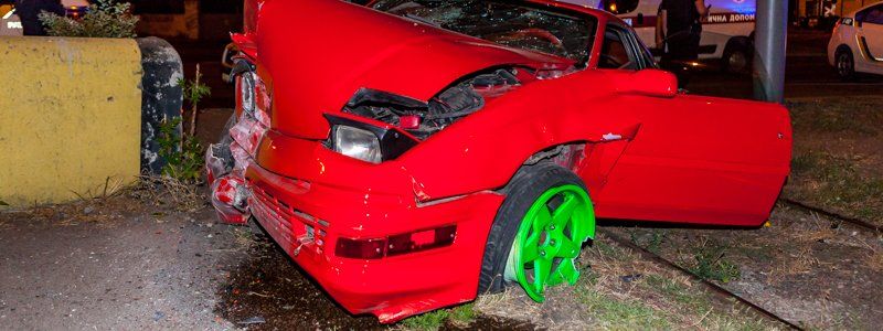 В Днепре возле речпорта Ford Probe GT «влетел» в бетонное ограждение