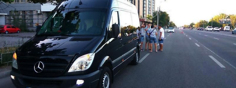 В Днепре возле ресторана «Барон Разгуляеff» мужчина попал под колеса Mercedes Sprinter