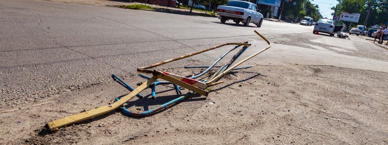 На Богдана Хмельницкого водитель Peugeot уснул за рулем и снес ограждение