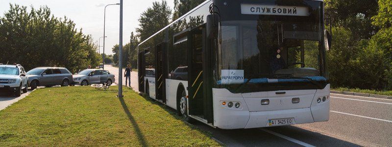 В Днепре велосипедист врезался в служебный автобус