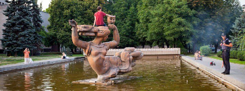 В центре Днепра парень обидел девушку и прятался в фонтане от ее защитников