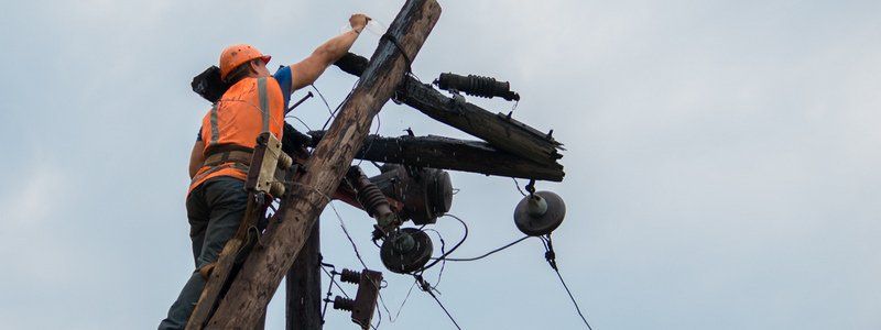 В Днепре от удара молнии загорелась электроопора