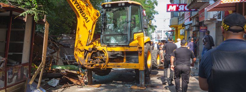 В Днепре на улице Бердянской разгромили МАФы