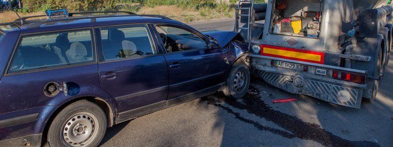 В Днепре Volkswagen «влетел» в грузовик, под которым лежал водитель