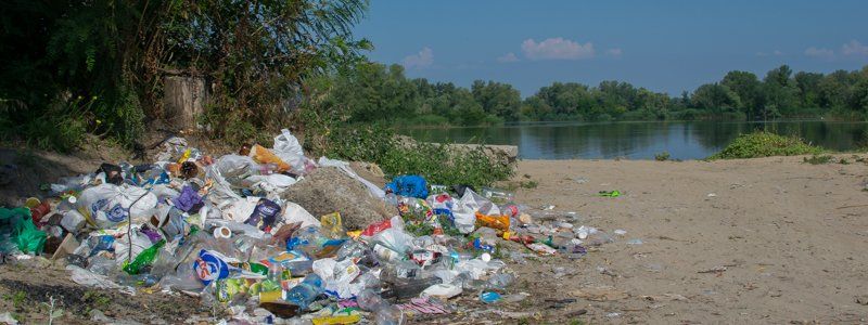 В Днепре жители Красного Камня убирали пляж