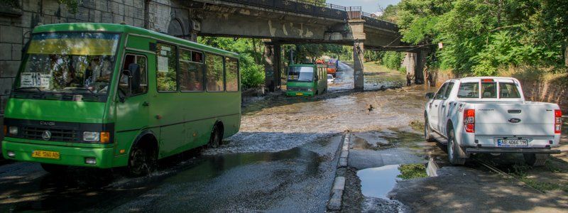 В Днепре из года в год дожди затапливают улицу возле ДЗМО